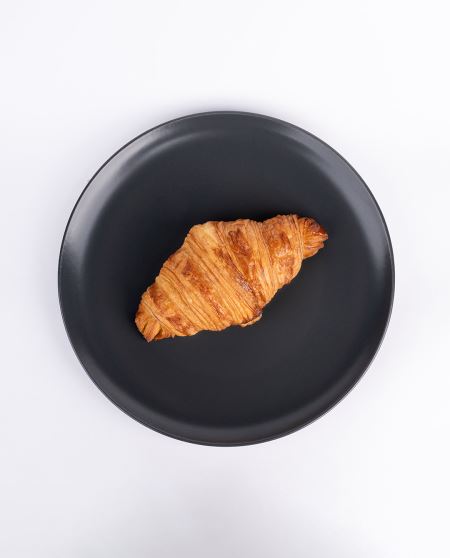 کروسان تخم‌مرغ و آواکادو