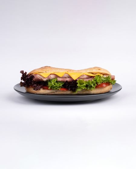 ساندویچ باگت مخلوط ژامبون گوشت و مرغ